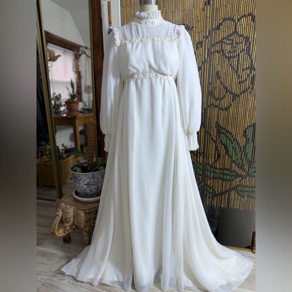 Beautiful Vintage Alfred Angelo Wedding Gown Size 0/2